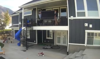 素敵なお宅に巨大なテレビ!幸せそうな家族が、一瞬でそれぞれの10秒前の行動を後悔するハプニング動画に笑ってしまう!