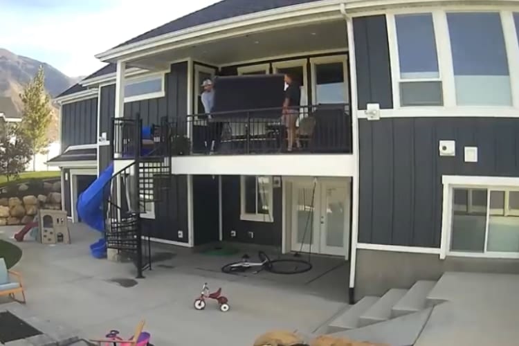 素敵なお宅に巨大なテレビ！幸せそうな家族が、一瞬でそれぞれの10秒前の行動を後悔するハプニング動画に笑ってしまう！