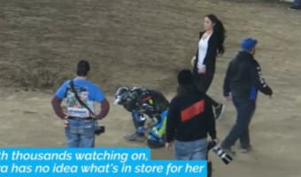 モトクロスレースで転倒を装って・・・バイカーのサプライズプロポーズに彼女も観衆もビックリ!