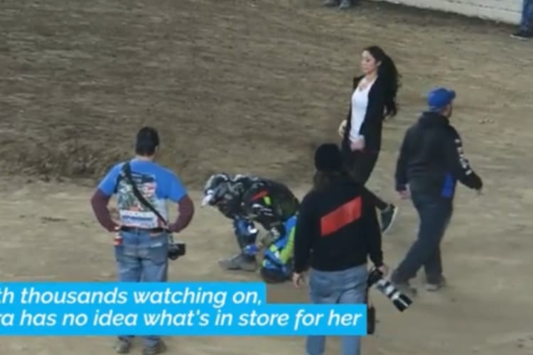 モトクロスレースで転倒を装って･･･バイカーのサプライズプロポーズに彼女も観衆もビックリ！