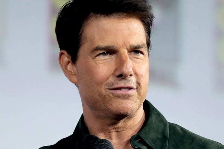 列車の屋根にトム・クルーズ！？走行中の列車の屋根から余裕で手を振る姿が話題に！