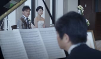 【泣ける動画】不器用な父が練習したピアノを娘の結婚式でサプライズ披露!亡き母との想い出が蘇る・・・