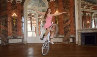 まるで自転車に乗ったバレリーナ!アーティスティック・サイクリストが見せる神業パフォーマンスが話題!