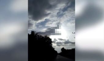 思わず二度見の奇妙な光景。龍の形をした雲が、まるで太陽を食べているようだと話題に！