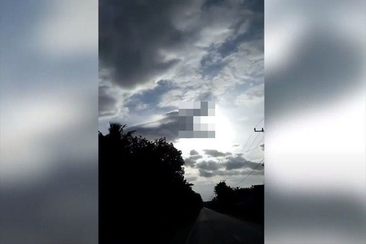 思わず二度見の奇妙な光景。龍の形をした雲が、まるで太陽を食べているようだと話題に！