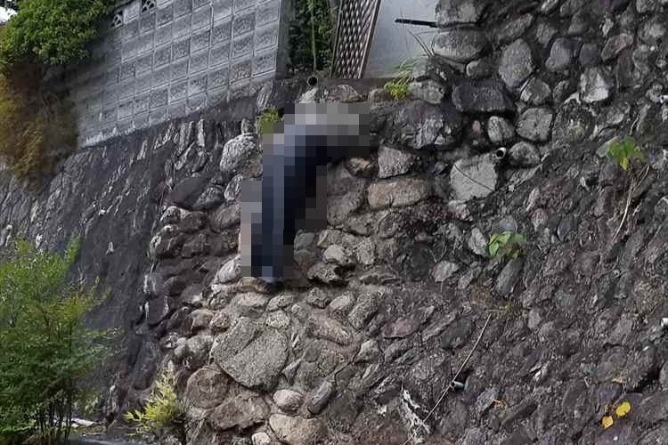 おっちゃんが穴に頭を突っ込んでるのかと思ったら･･･二度見確実な驚きの光景が話題に！