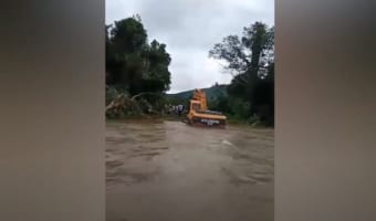 これは大丈夫なのか!?氾濫する川を横断する方法があまりにも画期的だと話題に!