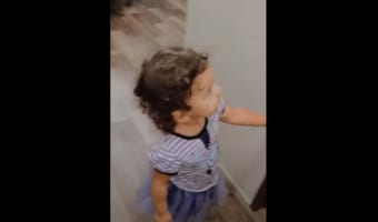 1歳の娘が帰宅したパパの顔を見ると逃げ出し、警戒心を露わにして絶叫！何が起こった！？