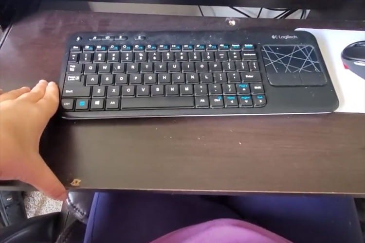 デスクの下にまさかの光景(笑) テレワーク中の気晴らし方法が画期的すぎると話題に！