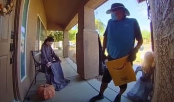 ハロウィンの仕掛けに驚くAmazon配達員のおじさん。リアクションが可愛いと話題に!おじさんにとっては嫌いな季節到来
