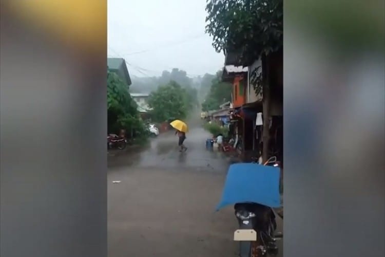 道路の濡れ方も真っ二つ！隣りは豪雨なのに、こちら側は晴れという不思議な現象が話題に！