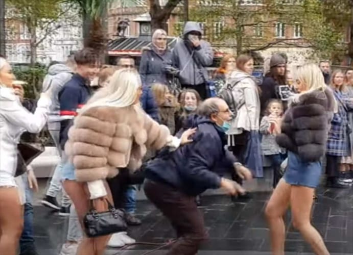 狂ったように踊り始めたオジサン。ストリートパフォーマーより目立っていて話題に(笑)