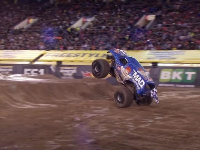 【世界初】モンスタートラックでフロントフリップを決める動画がヤバすぎる！