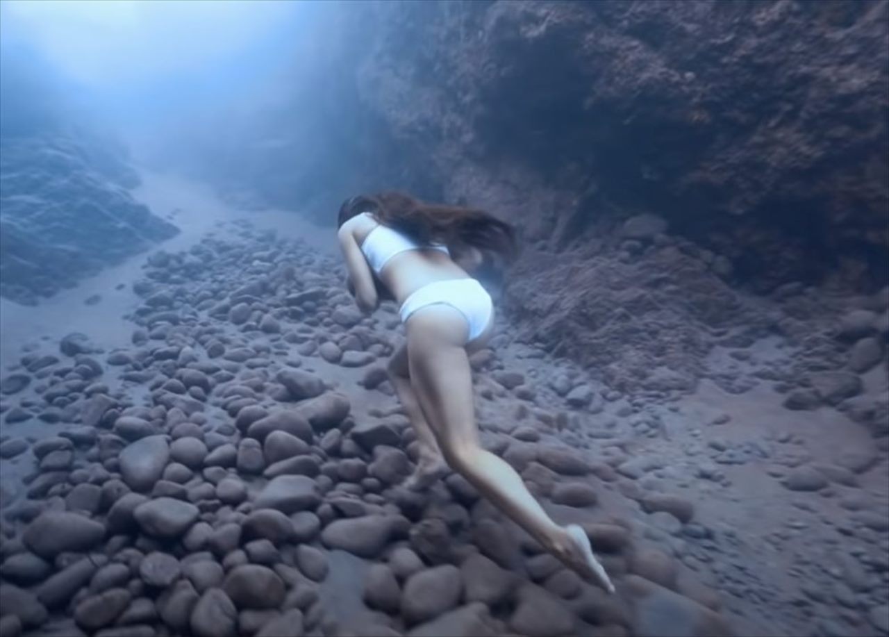 水中版の「全力坂」?美女が水中の坂を駆け上がっていく姿が凄すぎる!!