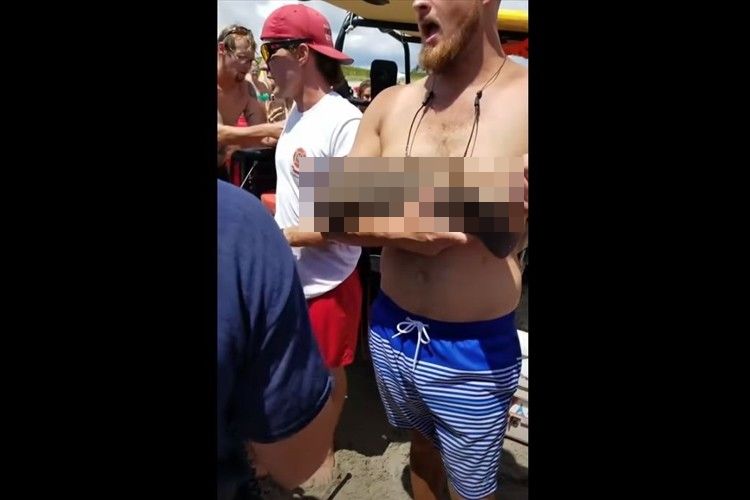 男性が何かを抱きかかえていると思ったら・・・恐ろしすぎる事が起こっていた!