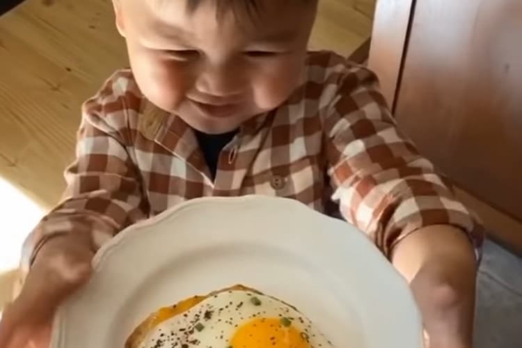 【2000万回再生超え】ママにごはんのお礼を言う男の子の動画「Thank you, mama」シリーズが激カワ！