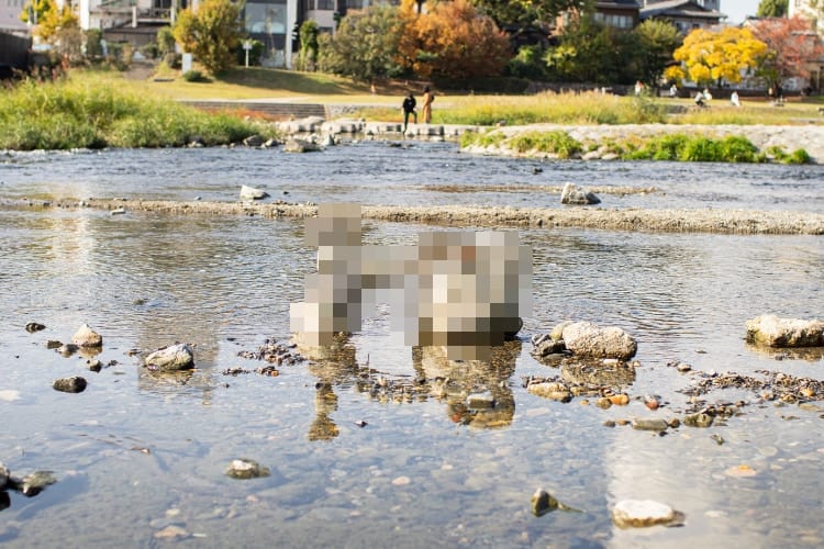 このバランス感覚はヤバい！京都の鴨川で”すごい人”がいた痕跡が目撃され話題に