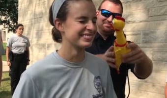 アメリカの軍や警察学校の「笑ってはいけない訓練」ラバーチキンの鳴き声に撃沈される!この鳴き声にあなたは顔色一つ変えず耐えられますか?