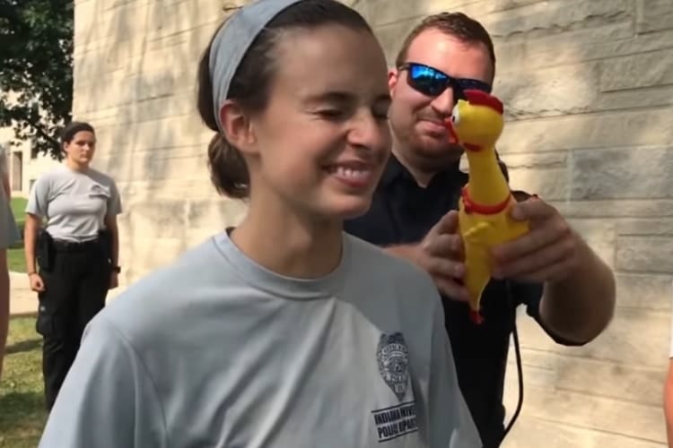 アメリカの軍や警察学校の「笑ってはいけない訓練」ラバーチキンの鳴き声に撃沈される！この鳴き声にあなたは顔色一つ変えず耐えられますか？