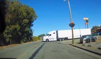 トレーラーが長すぎて少しの段差ではまってしまった大型トラック!こんなこともあるのかと驚き