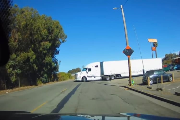 トレーラーが長すぎて少しの段差ではまってしまった大型トラック！こんなこともあるのかと驚き