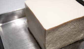 箸で豆腐を取る際に全然崩れない方法!!これは鍋の時期には試してみたい!
