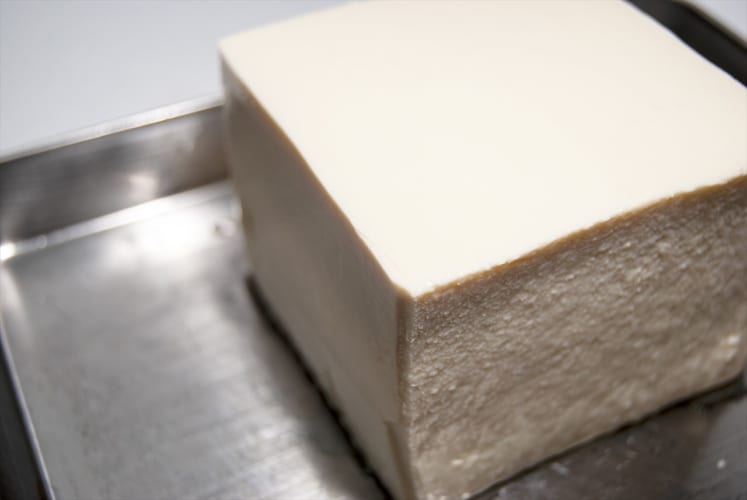 箸で豆腐を取る際に全然崩れない方法！！これは鍋の時期には試してみたい！