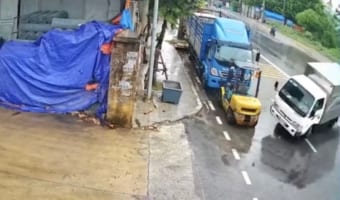 【動画】雨の日の奇跡！制御を失ったトラックが、カーアクション映画のような駐車をキメる