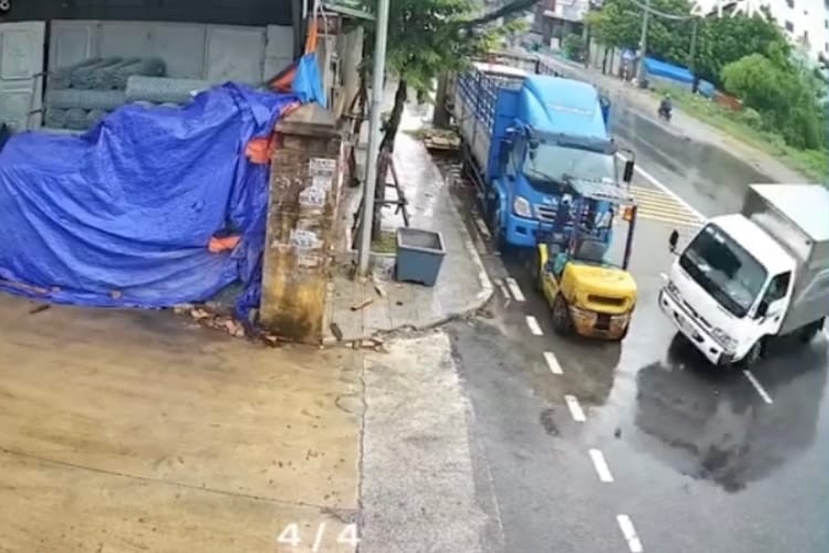 【動画】雨の日の奇跡！制御を失ったトラックが、カーアクション映画のような駐車をキメる