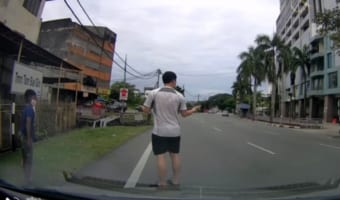 【動画】道路に猫が!停車し助けようとした隙にボンネットの中に!?通行人のおかげで無事救出に成功