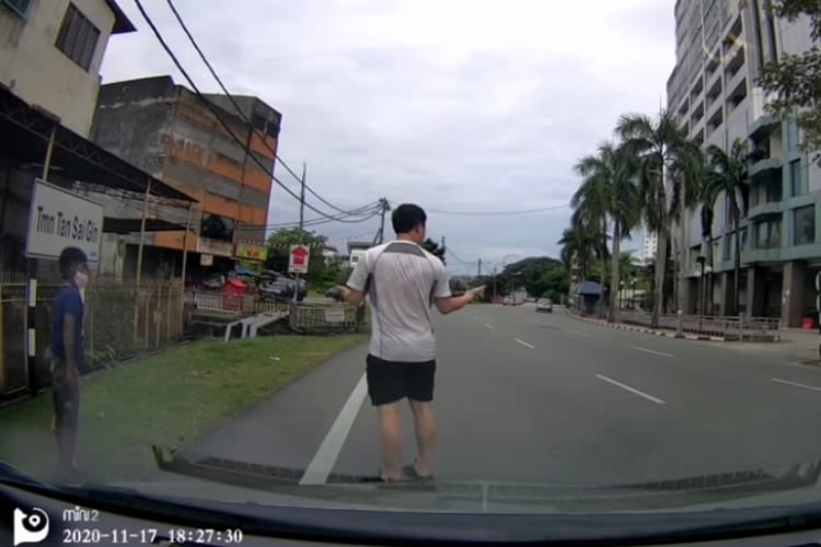 【動画】道路に猫が！停車し助けようとした隙にボンネットの中に！？通行人のおかげで無事救出に成功