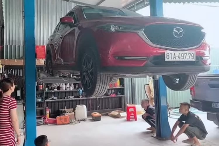 鳴き声が聞こえて調べてみると、車の底から子猫たちが！これからの季節は気を付けたい！