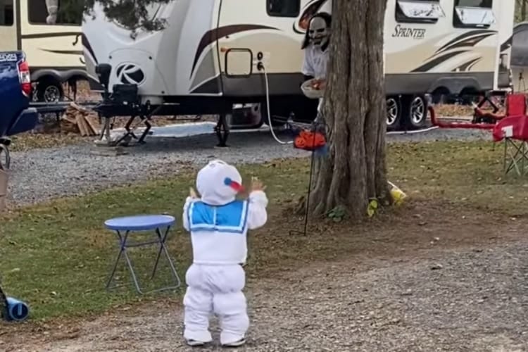 めちゃくちゃ可愛いハロウィン動画！頑張って怖い大人を脅かす女の子、でも最後はやっぱり･･･(笑)