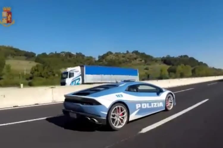 ランボルギーニで500㎞を2時間強で爆走！イタリアのスーパーカーパトカーの大活躍が世界中で話題に