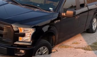 駐車場に恐ろしい罠！アスファルトの陥没穴にタイヤがはまってしまった車をどけてみると・・・