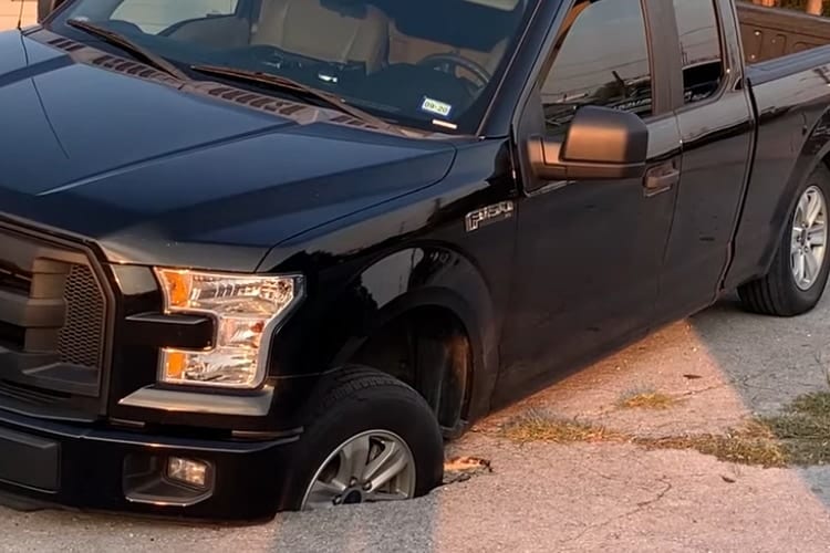 駐車場に恐ろしい罠！アスファルトの陥没穴にタイヤがはまってしまった車をどけてみると・・・