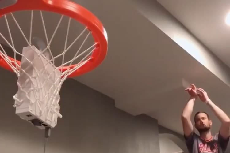 何としてもゲーム機Wiiにディスクを入れたい男！トリックショットアーティストの真剣勝負が面白い