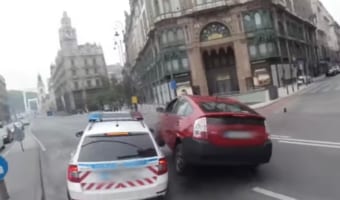 交差点を抜けたと思ったらすでに信号が・・・パトカーの危険な事故シーンが目撃され話題に!