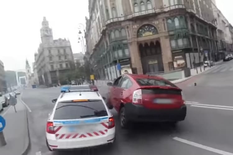 交差点を抜けたと思ったらすでに信号が･･･パトカーの危険な事故シーンが目撃され話題に！