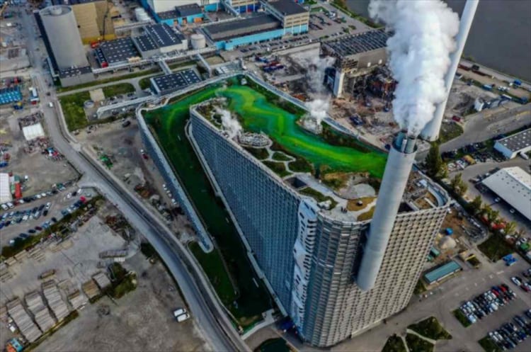 発電所の屋上でスキーやボルダリングを楽しめる！デンマークにある巨大施設が画期的！