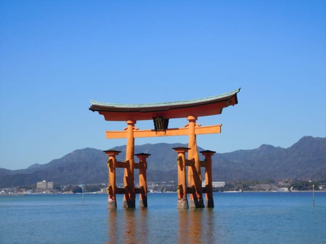修繕中でも美しすぎる！厳島神社・大鳥居のライトアップ“修繕中バージョン”が幻想的！