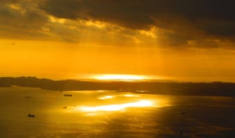 【奇跡の瞬間】なんて神々しい・・・海上の空から撮影された“天使の梯子”が素敵だと話題に!