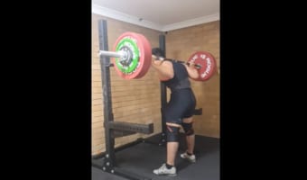 悲惨すぎる・・・バーベルスクワットで筋トレ中の男性がトンデモナイ悲劇に見舞われる!