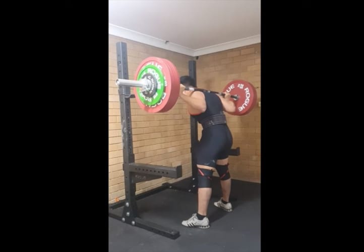 悲惨すぎる･･･バーベルスクワットで筋トレ中の男性がトンデモナイ悲劇に見舞われる！