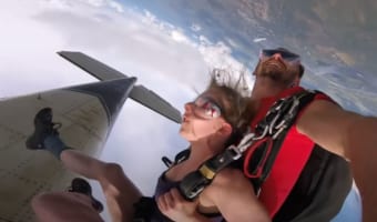 【9分間の死闘映像】スカイダイビングで飛行機に引っかかってしまったインストラクターの運命はいかに!?