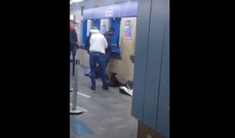 なんて優しいんだ・・・寒さで震えているワンコに、着ていた服をかけて去っていった男性が話題に!