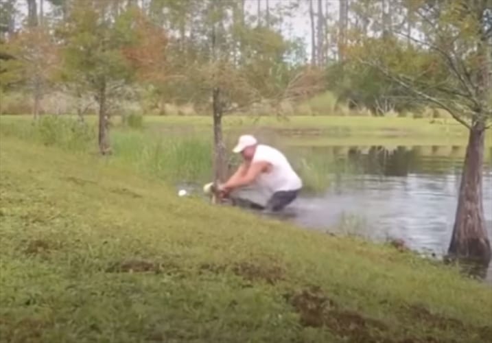 マジかよ！？素手でワニの口をこじ開け、愛犬を間一髪で救出したお爺さんが話題に！