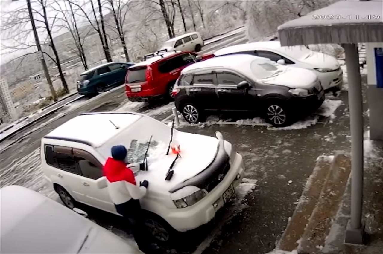 【恐怖動画】車から雪を取り除いていたら・・・数秒後に信じられない悲劇が発生!