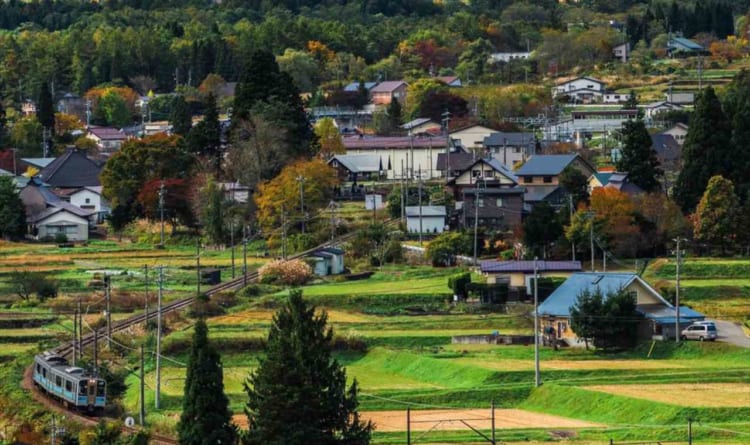 あまりの絶景に思わず息を呑む･･･白馬村の紅葉と雪山のグラデーションが圧巻！