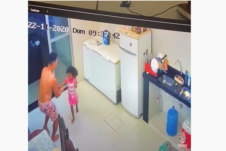 【監視カメラは見た！】お留守番中の叔父と姪の秘密のダンスが凄い！？